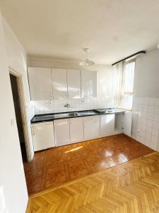 ERZSÉBETLIGET mellett 1,5 SZOBÁS CIRKÓS LAKÁS ELADÓ GÉPKOCSIBEÁLLÓVAL